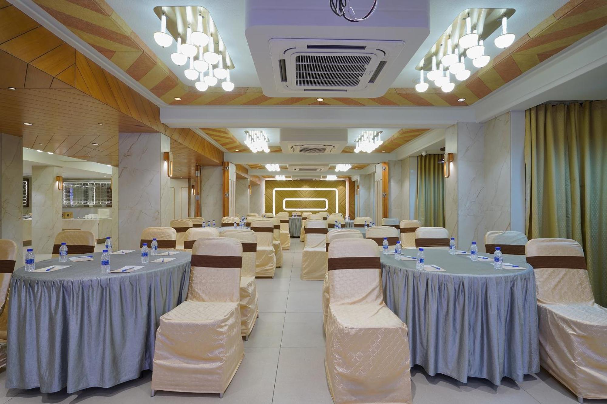 Artilla Inn Ahmedabad Exterior photo