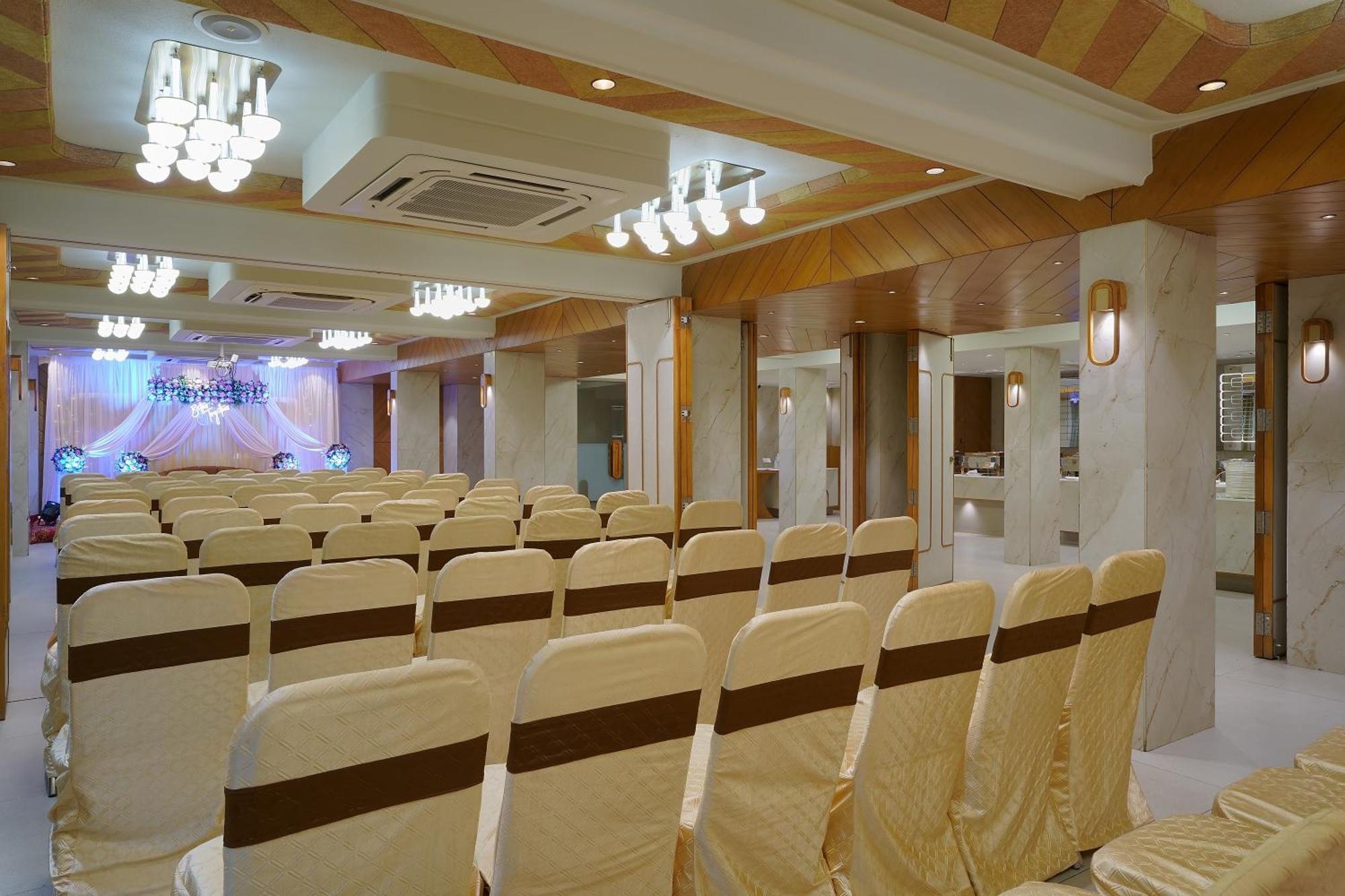 Artilla Inn Ahmedabad Exterior photo