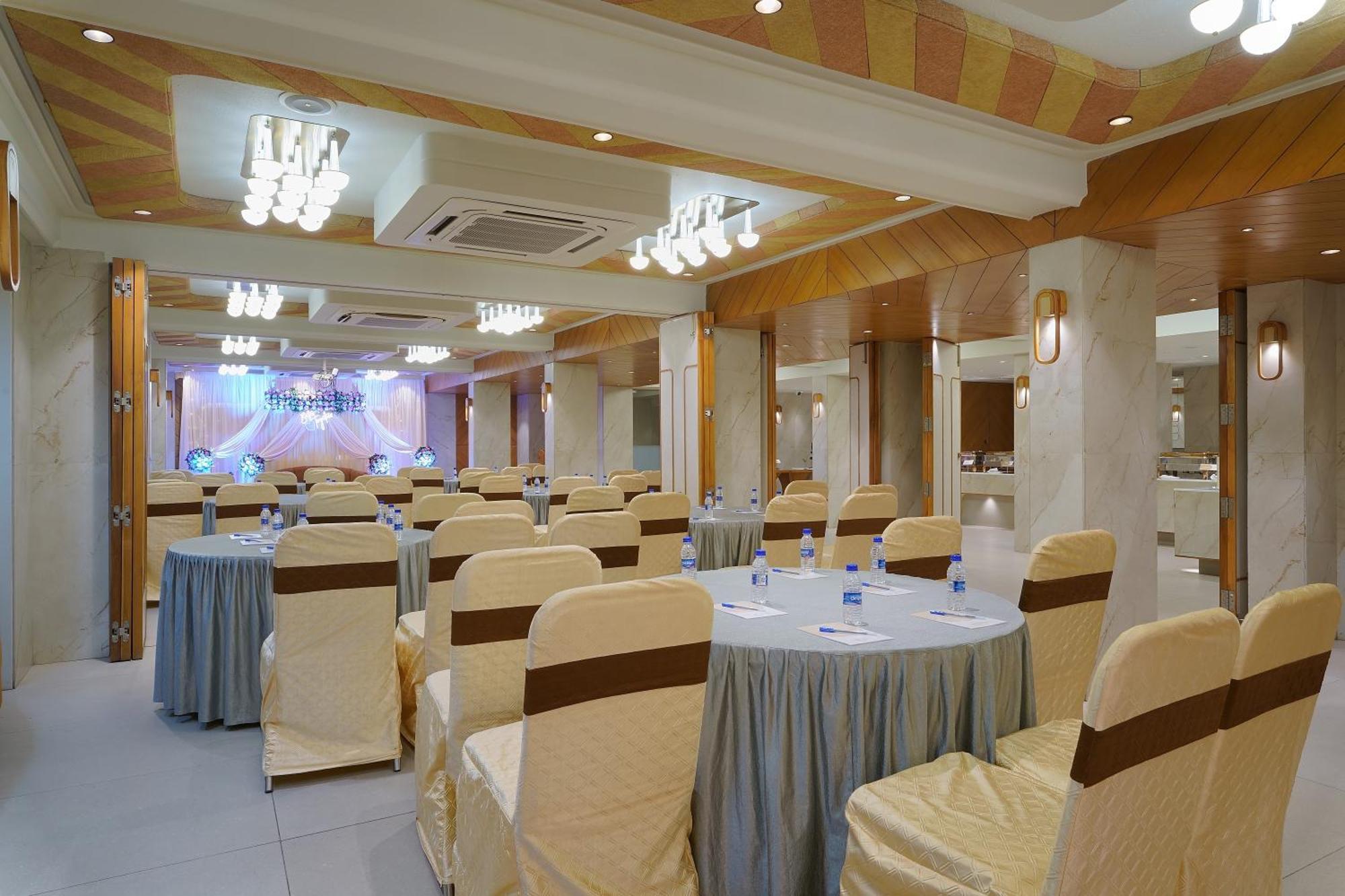 Artilla Inn Ahmedabad Exterior photo